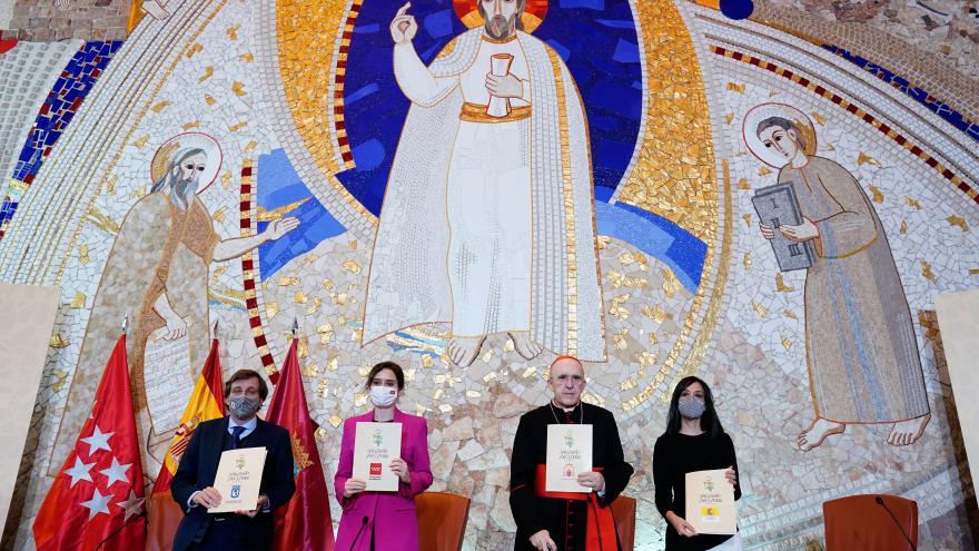 La presidenta, el alcalde, el cardenal arzobispo y la delegada de gobierno muestran el libro protocolar