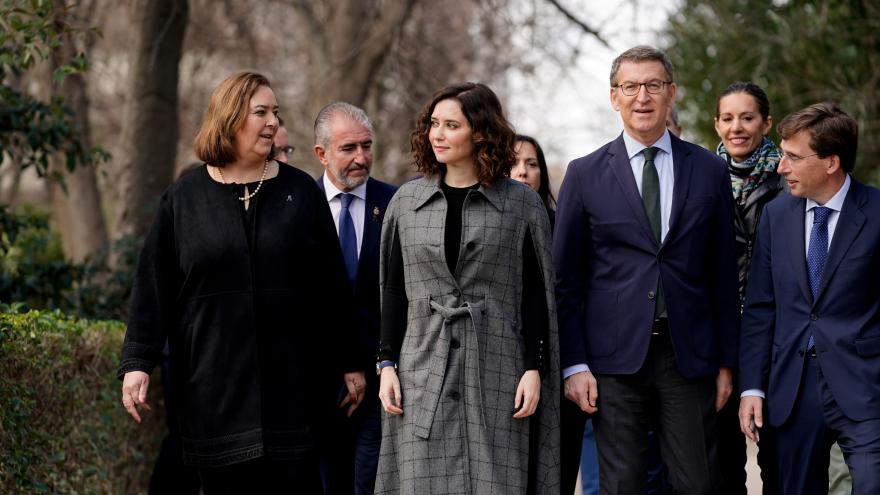 La presidenta, junto a Feijoó y familiares de víctimas, asiste al homenaje en El Retiro