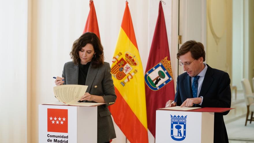 Díaz Ayuso anuncia un aumento de la capacidad de sus cuatro comedores sociales hasta las 1.216 plazas La presidenta firmando el convenio con el alcalde