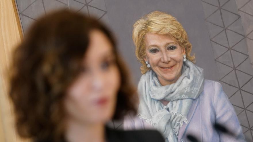 La presidenta delante del retrato de Esperanza Aguirre 