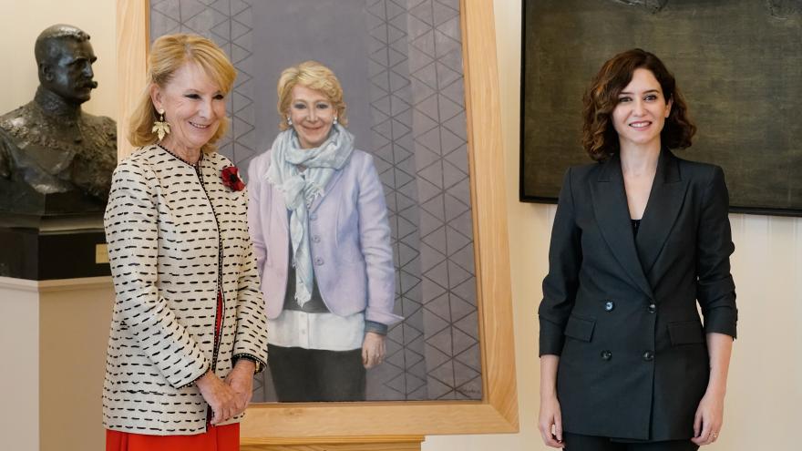 La presidenta y Esperanza Aguirre junto al retrato