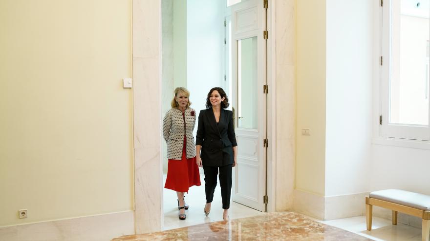 La presidenta y Esperanza Aguirre entrando a la sala