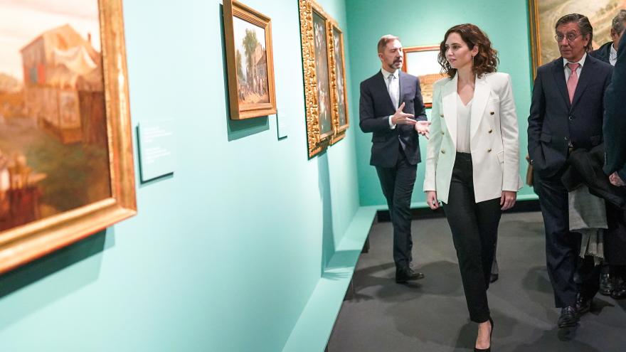 La presidenta visitando la exposición