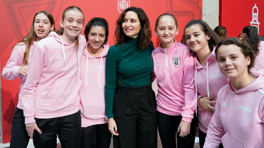 La presidenta con jugadoras de fútbol