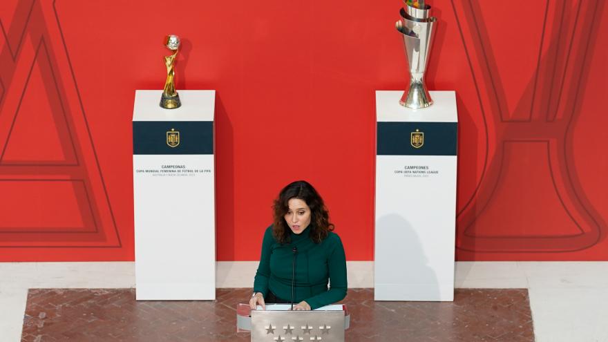 La presidenta con las copas durante su intervención