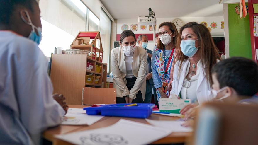 La presidenta durante su visita a las aulas hospitalarias