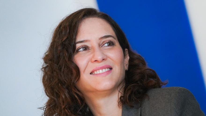 La presidenta escucha una explicación y sonríe