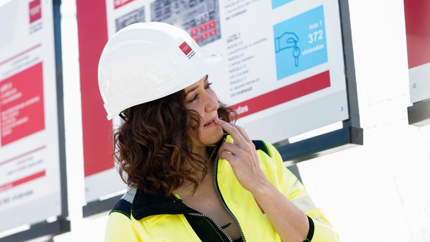 La presidenta observando las obras