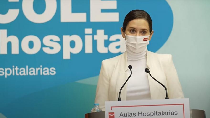 Díaz Ayuso ensalza el papel de las aulas hospitalarias de la Comunidad: “Muchas veces el calor de un profesor puede hacer tanto bien como las terapias avanzadas” La presidenta durante su intervención en la visita a las aulas del hospital