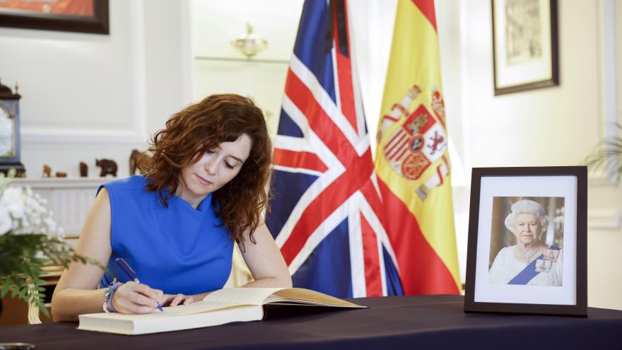 La presidenta firmando el libro de condolencias