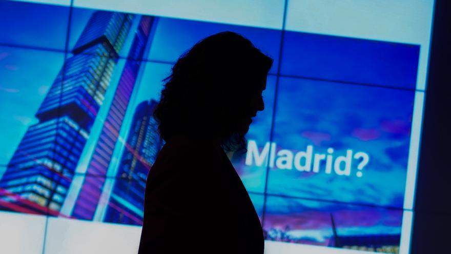 La sombra de perfil de la presidenta