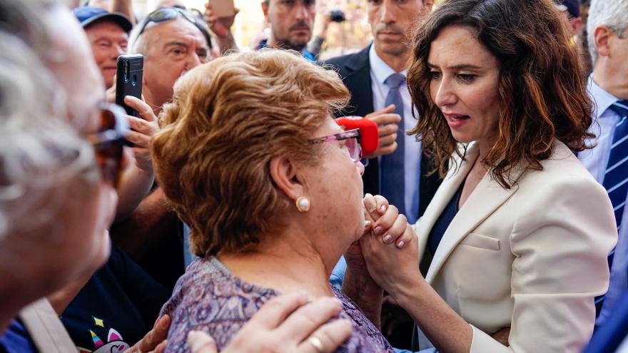 La presidenta hablando con vecinas de San Fernando de Henares