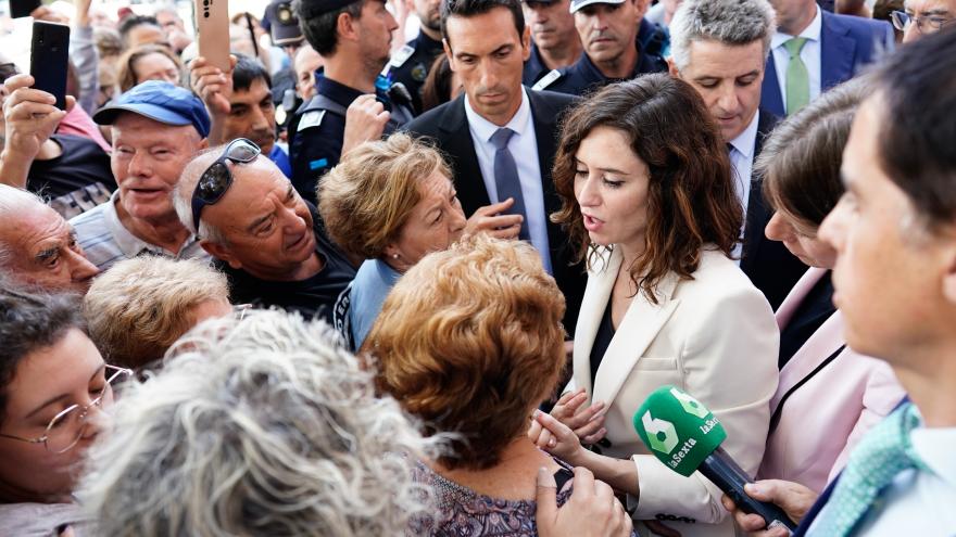 La presidenta hablando con vecinas de San Fernando de Henares