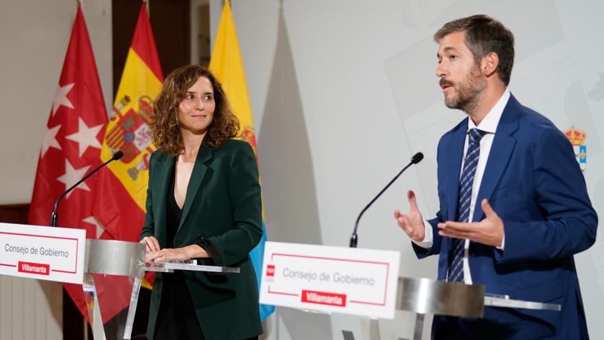 La presidenta y el portavoz durante la rueda de prensa en Villamanta