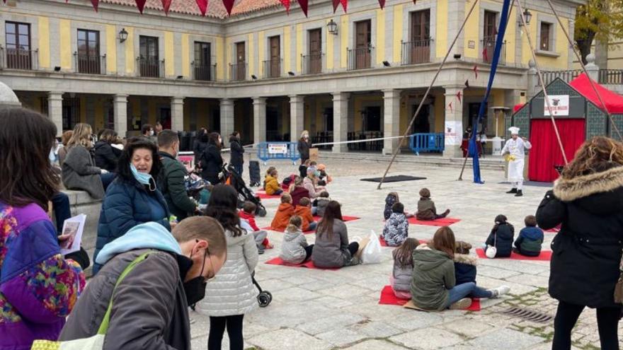 Personas en la calle disfrutando de espectáculo comercios mágicos 2021