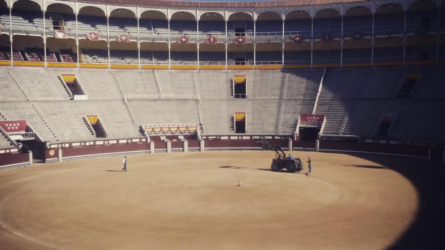 El equipo de mantenimiento de Las Ventas preparando el ruedo para el festejo de la tarde