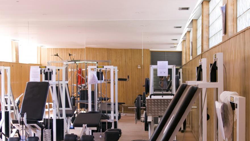 GIMNASIO con máquinas de musculación