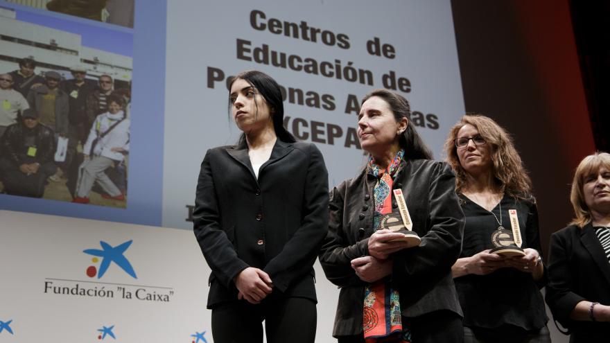 Personas reciben reconocimiento