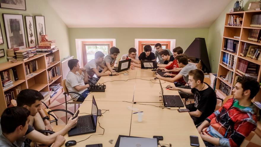 Grupo de jóvenes en una sala con ordenadores