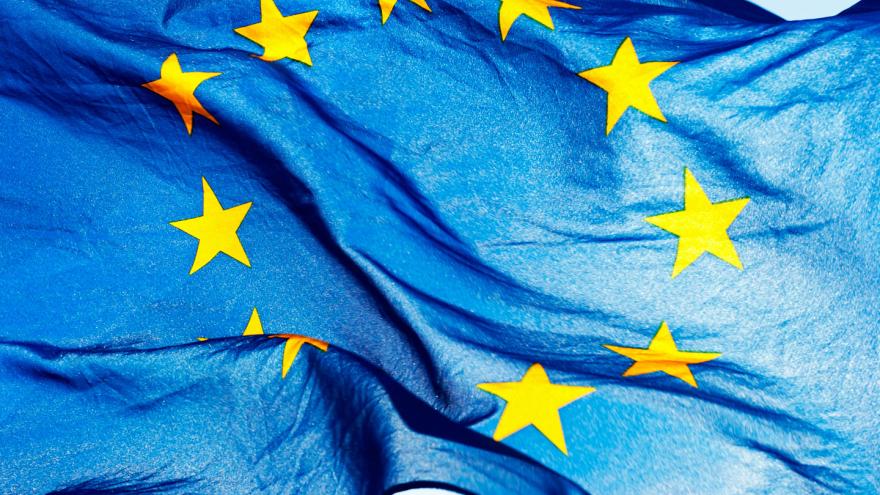 Bandera de la Unión Europea ondeando
