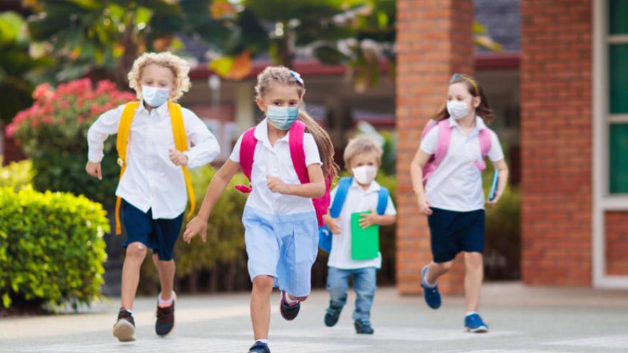 Niños corriendo camino de la escuela
