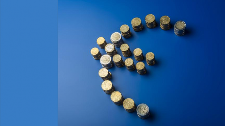 Símbolo del euro hecho con montones de monedas