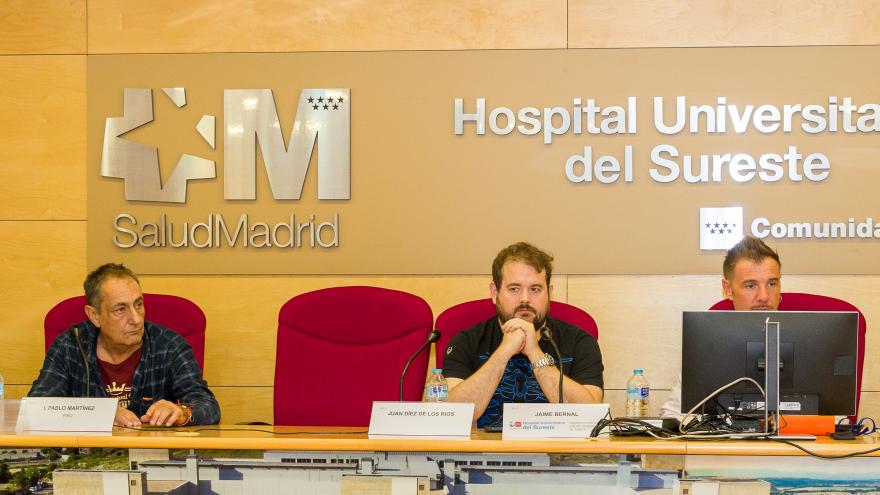 Varias personas en un coloquio ante el público