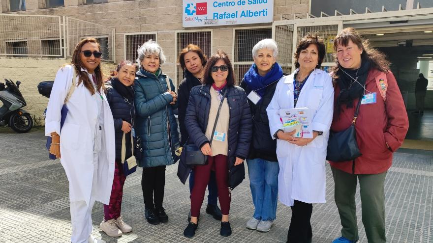 pacientes y enfermeras en el Centro de Salud Rafael Alberti