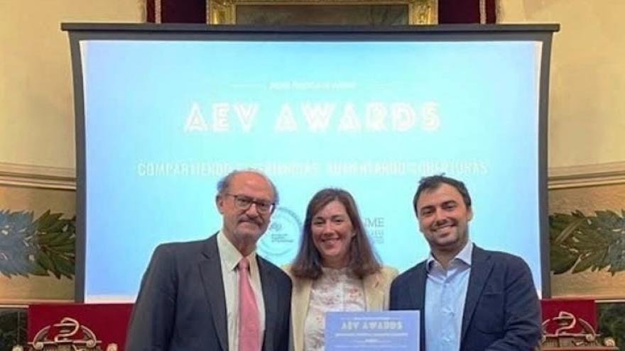 Imagen de profesionales del Servicio de Medicina Preventiva del Hospital Universitario Ramón y Cajal recibiendo el galardón