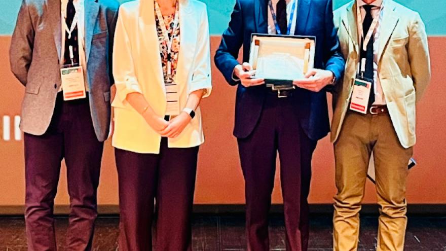 Imagen del Dr Cantón, jefe de servicio de Microbiología del Hospital Universitario Ramón y Cajal, recibiendo el premio