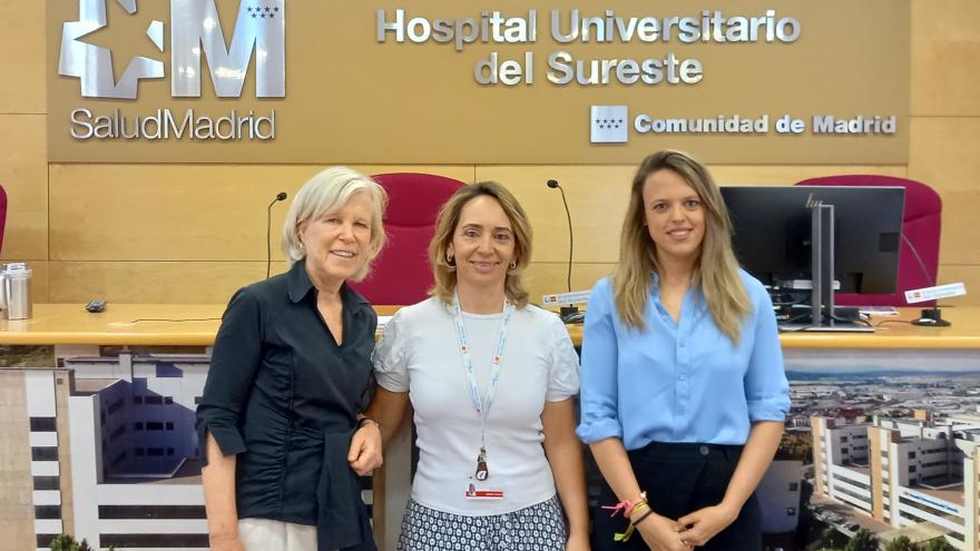 Tres mujeres en la presentación de un curso