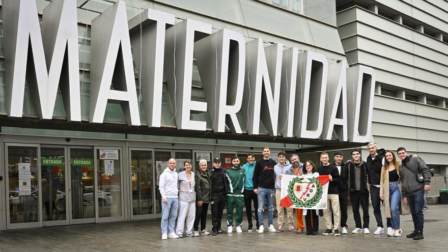 jugadores del Rayo Vallecano y profesionales del hospital
