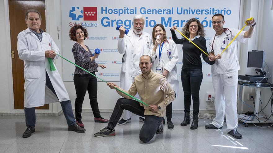 Profesionales de Geriatría con bandas de ejercicio