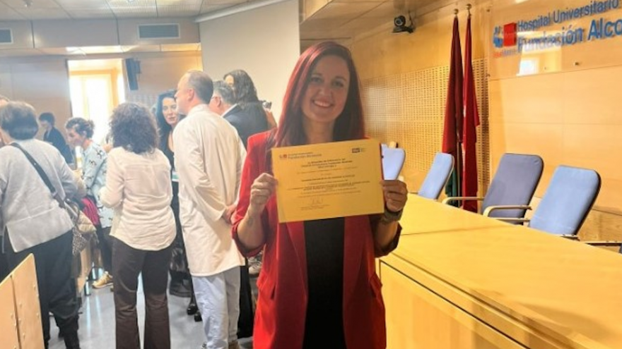 Imagen de profesional del Hospital Universitario Ramón y Cajal con el galardón en el Hospital Universitario Fundación Alcorcón