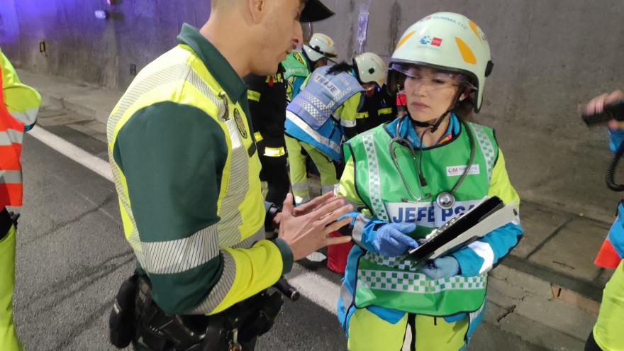 La responsable del Puesto Sanitario Avanzado conversa con un Guardia Civil en el simulacro