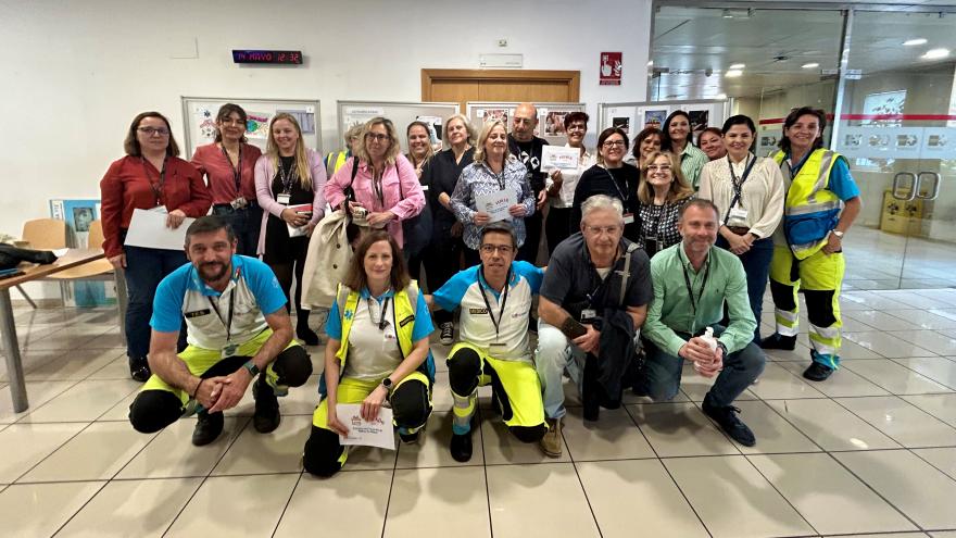 Foto de familia de algunos de los profesionales de SUMMA 112 asistentes a la Jornada de Higiene de Manos