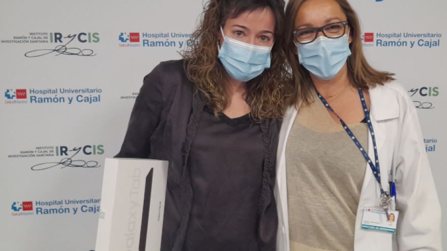 Imagen de la entrega del premio a la mejor foto en el Hospital Universitario Ramón y Cajal