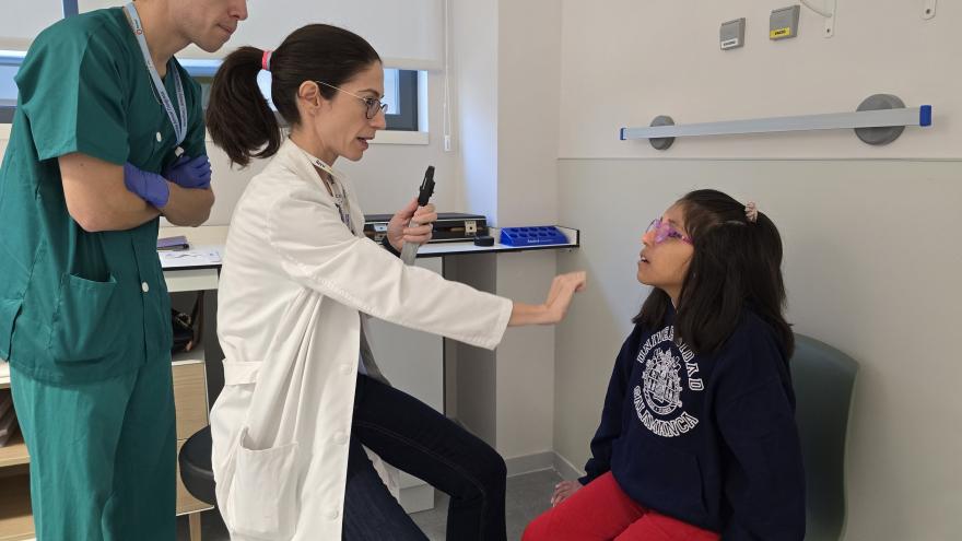 Bianca, paciente pediátrica, con una oftalmóloga en consulta de Oftalmología