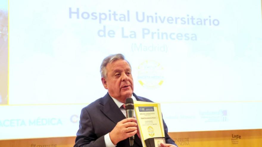 Julio Ancochea recogiendo el Premio BIC  Foto de Gaceta Médica 