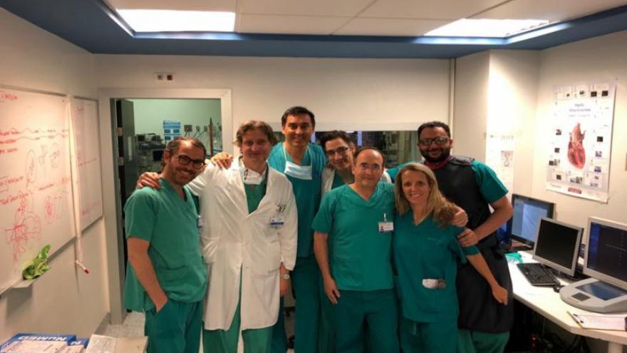 Cardiologos hemodinamistas y cirujanos cardiacos que han realizado la intervención