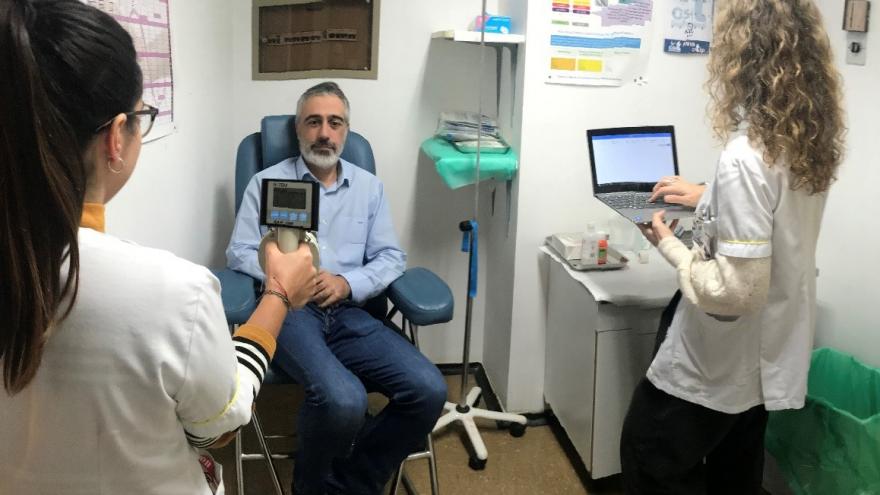 CarlosPrieto, jefe de Radiofísica y Protección Radiológica testando la nueva aplicación 