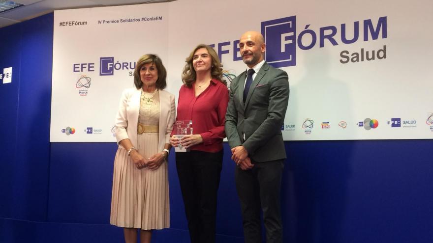 La neuróloga del Clínico, Celia Oreja, recibiendo el galardón