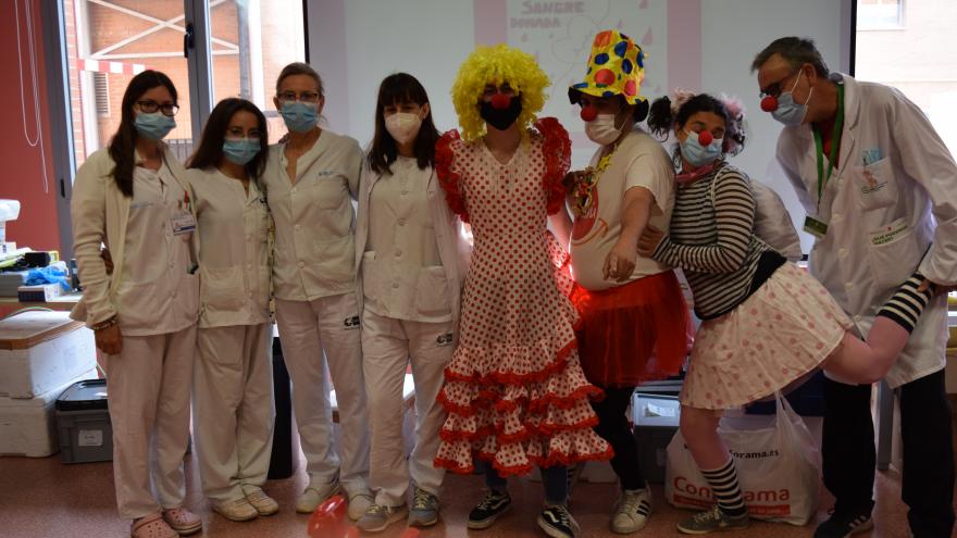 Profesionales de Banco de Sangre con Barabú Payasos y la Asociación Española Contra el Cáncer