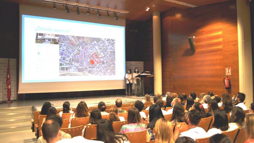 El Hospital Príncipe de Asturias recibe a 86 nuevos residentes que se formarán como especialistas en Medicina, Enfermería, Psicología y Farmacia Salón de actos durante el acto