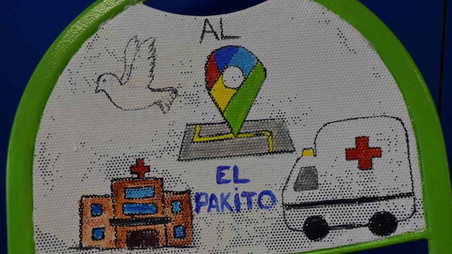 Detalle de uno de los bancos pintados