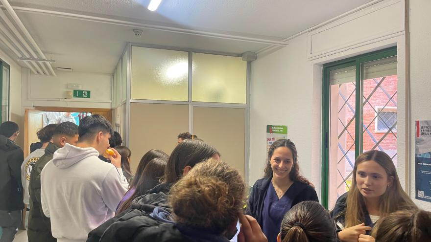 Profesionales de Isla de Oza con jóvenes hablando sobre VIH
