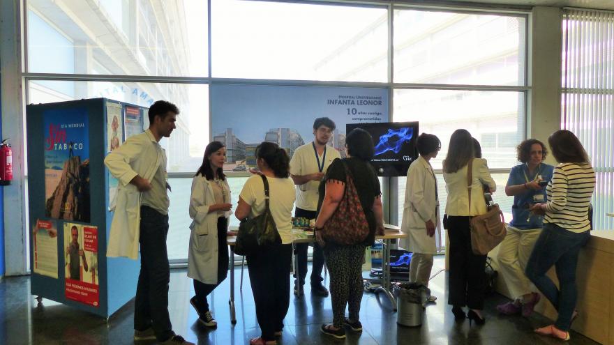 Mesa informativa instalada en el Hospital Universitario Infanta Leonor el 'Día mundial sin tabaco'