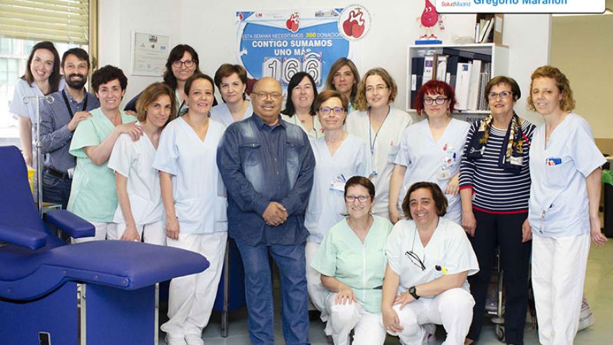 Donantes de sangre y profesionales del Hospital Gregorio Marañon posan para agradecer su gesto a los donantes de sangre