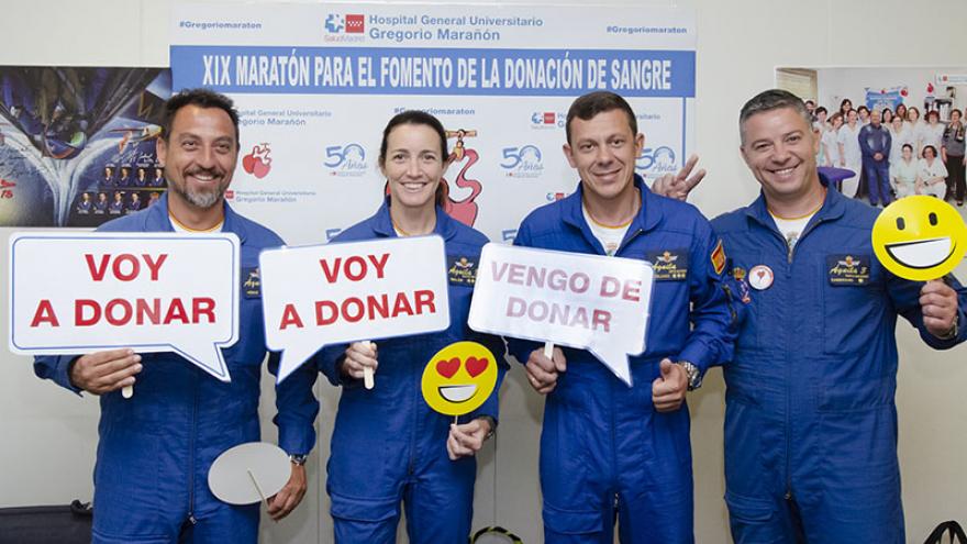 Donantes de sangre y profesionales del Hospital Gregorio Marañon posan para agradecer su gesto a los donantes de sangre
