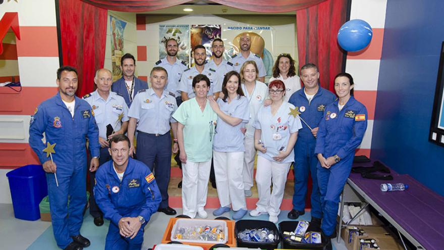 Donantes de sangre y profesionales del Hospital Gregorio Marañon posan para agradecer su gesto a los donantes de sangre